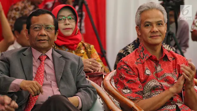 Mahfud MD bersama Ganjar Pranowo saat menghadiri Dialog Kebangsaan di Stasiun Solo Balapan, Rabu (20/2). Dialog tersebut bertema 'Merawat Harmoni dan Persatuan'. (Liputan6.com/Johan Tallo)