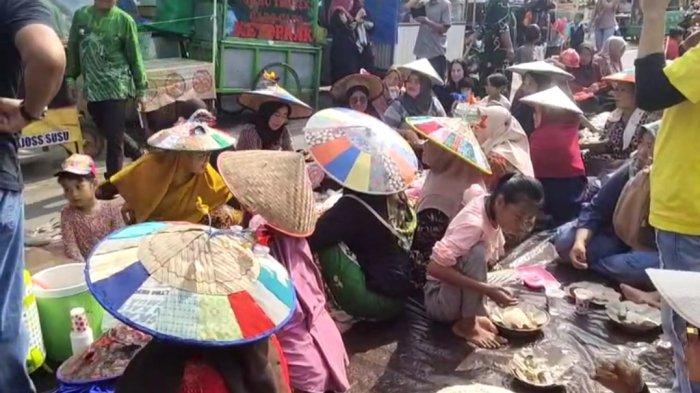Warga Sangat Antusias Mengikuti Acara Festival Makan Bekerobok Besela di Kabupaten Kutai Barat. (Foto.Istimewa)