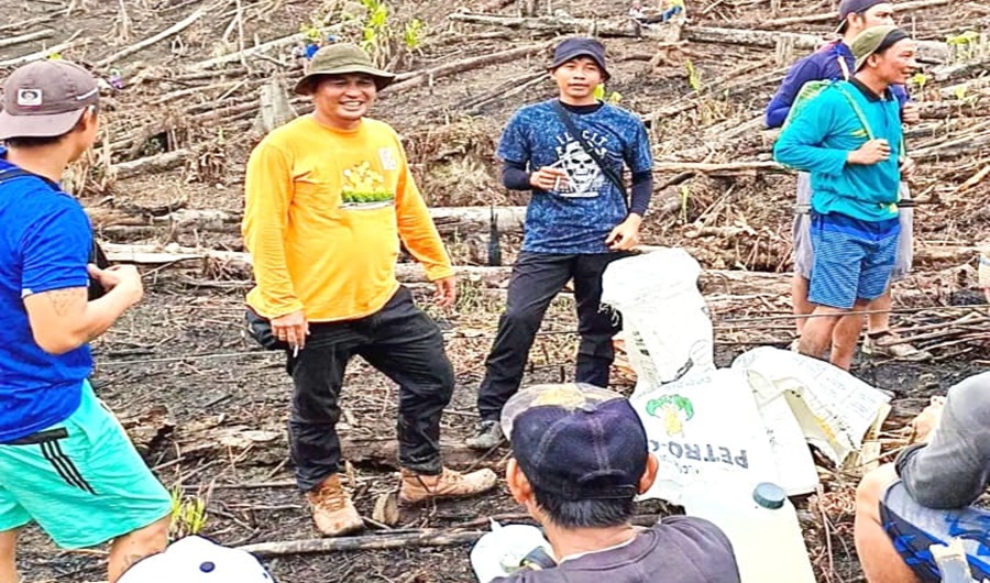 pAK dE DENGAN mASYARAKAT