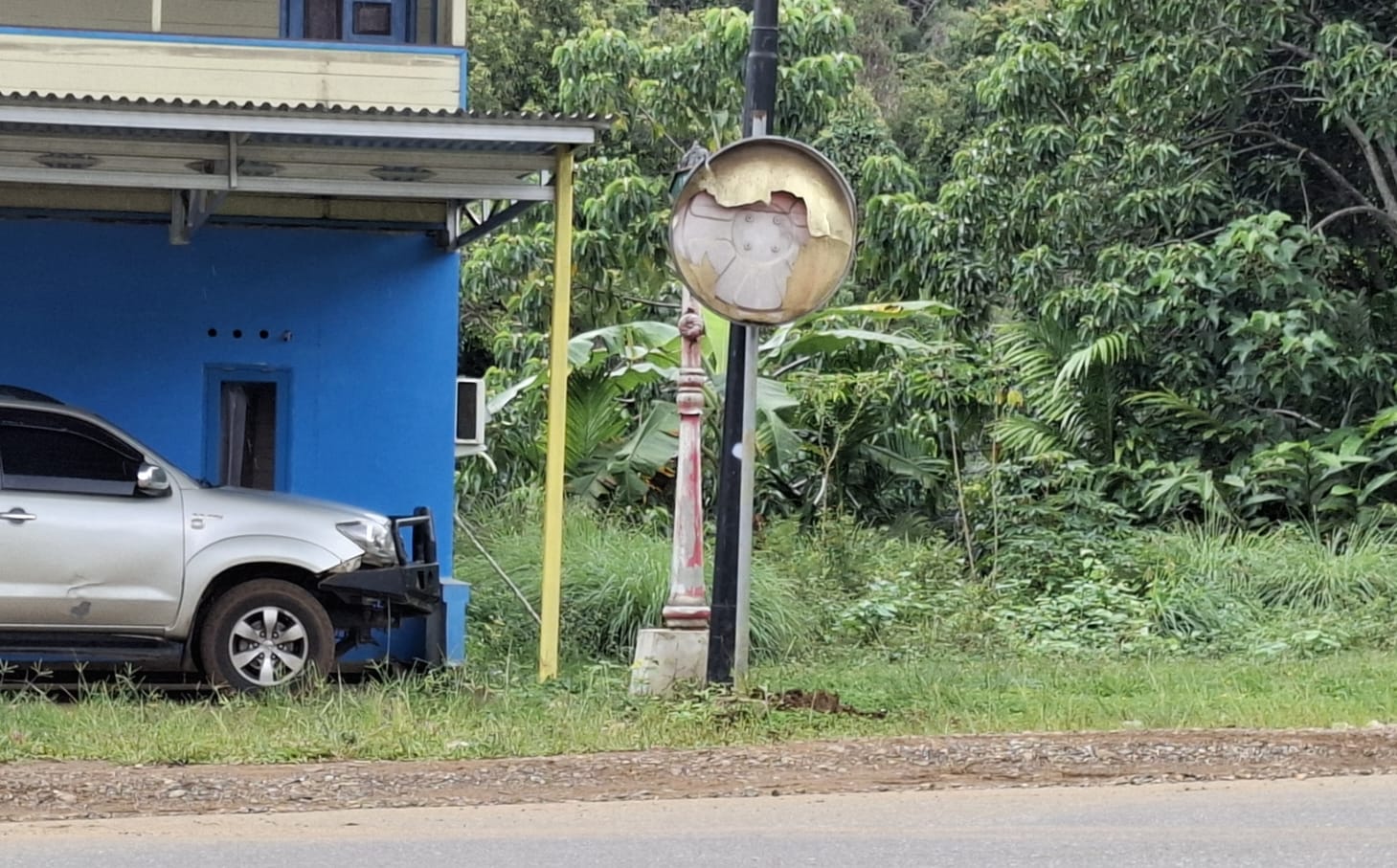 Cermin cembung di jalan