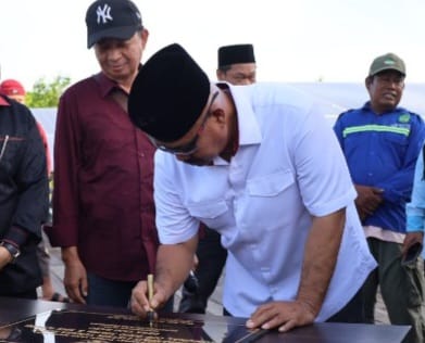 Peresmian listrik komunal di Desa Tani Baru, Kecamatan Anggana, oleh Bupati Kukar. (dok.eb)