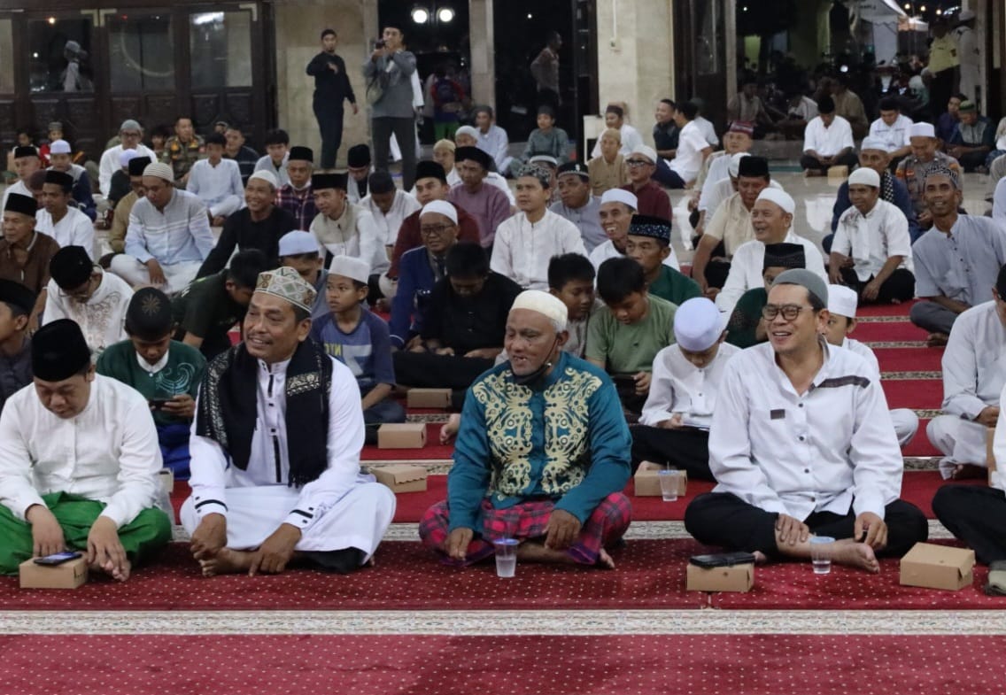 Kepala Bagian Kesra Setkab Kukar, Dendi Irwan Fahriza, hadiri Malam Nuzulul Quran diperingati di Masjid Agung Sultan Sulaiman Tenggarong. (dok.eb)